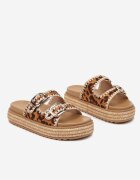  Papuci leopard cu platformă cu catarame și cu model geometric Saneles