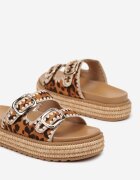  Papuci leopard cu platformă cu catarame și cu model geometric Saneles