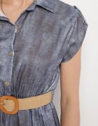 pretty Rochie Albastră Decorată Cu O Cureaua Împletită Și Cu Nasturi Filianea
