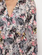 pretty Rochie Cloș Neagră cu flori cu decolteu în V și elastic în talie Janitra
