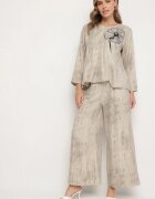 pretty Set Bej Bluză cu Tiv Evazat și Aplicație Floare și Pantaloni Largi Ravirisa