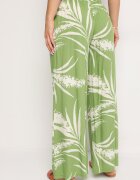 r&f fashion Pantaloni Culotte din viscoză verde deschis cu talie înaltă și elastic în talie decorați cu frunze Vimarissa