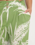 r&f fashion Pantaloni Culotte din viscoză verde deschis cu talie înaltă și elastic în talie decorați cu frunze Vimarissa