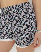 r&f fashion Pantaloni scurți Negri cu elastic în talie cu dantelă din viscoză Leydi