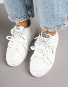 renda Adidași Alb-Argintii Decorați Cu Șiret Dublu Zdivane