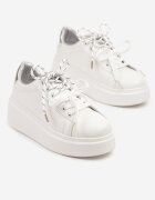renda Adidași Alb-Argintii Decorați Cu Șiret Dublu Zdivane