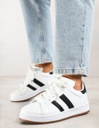 renda Adidași Albi cu Perforații și Benzi Decorative Deolene