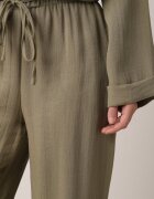 retro & icone Pantaloni Verzi din Vâscoză cu Picior Larg și Legătură în Talie Terisanna