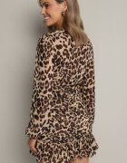 retro & icone Rochie bej închis imprimată leopard cu decolteu în V decorată cu drapaj și volane Melobria