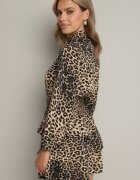 retro & icone Rochie Cloș Bej închis cu imprimeu leopard Strânsă în talie cu volane Liliwia