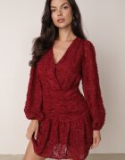 retro & icone Rochie de Dantelă Bordo cu Decolteu Petrecut și Pliuri Labisse