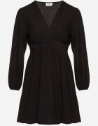 retro & icone Rochie neagră cloș cu pliuri în talie și decolteu în V