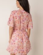 retro & icone Rochie petrecută cu flori cu elastic în talie și fronseu la tiv Klimereia Roz