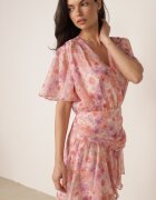 retro & icone Rochie petrecută cu flori cu elastic în talie și fronseu la tiv Klimereia Roz