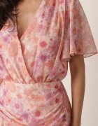 retro & icone Rochie petrecută cu flori cu elastic în talie și fronseu la tiv Klimereia Roz