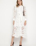  Rochie albă de dantelă cu curea în talie și volan Nicasta