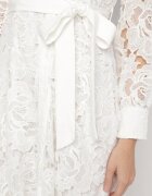  Rochie albă de dantelă cu curea în talie și volan Nicasta