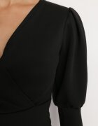  Rochie Mini Asimetrică Neagră cu Decolteu Petrecut Keomia