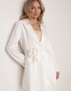  Rochie tip Sacou Albă închisă cu nasturi cu buzunare și Aplicație 3D Trandafiri Velira