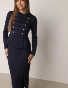 rosa Complet croșetat elegant cu vâscoză: fustă creion și bluză în stil napoleonka Sallvia Bleumarin