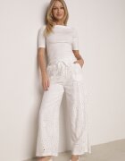 rosa Pantaloni albi din bumbac largi ajurați în stil boho cu broderie Ellanirae