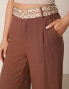 rosa Pantaloni din viscoză cu talie înaltă din material структурat Maro