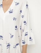 rosa Rochie Albă din Viscoză cu croială Cloș cu Broderie și Volane Axneria