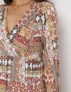 rosa Rochie Bej-Roz cu Decolteu Petrecut cu Imprimeu Patchwork Betey