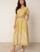 rosa Rochie de vară cu nasturi bogată în viscoză cu broderie și curea împletită Perinca Galbenă