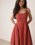 rosa Rochie evazată cu bretele care evidențiază talia Beleris Roșie
