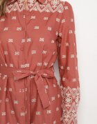 rosa Rochie maro deschis cu croială tip cămașă cu cordon legat decorată cu broderie Valentirae