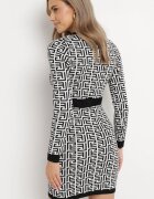 rosa Rochie Mini Tricotată Albă cu Model Geometric Decorată cu Nasturi și Inserții Negre Taiwa