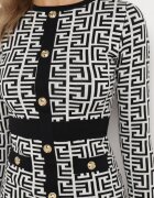 rosa Rochie Mini Tricotată Albă cu Model Geometric Decorată cu Nasturi și Inserții Negre Taiwa