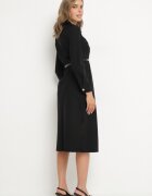 rosa Rochie Neagră cu croială tip cămașă cu o curea suplimentară și șlițuri la bază Arinnis