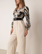 rosa Salopetă Bej cu Bluză Petrecută și Pantaloni Largi și Curea Elavina