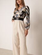 rosa Salopetă Bej cu Bluză Petrecută și Pantaloni Largi și Curea Elavina