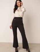 rosa Salopetă Elegantă Negru-Bej cu Bluză tip Cămașă cu Legătură și Nasturi Decorativi Noriti