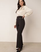 rosa Salopetă Elegantă Negru-Bej cu Bluză tip Cămașă cu Legătură și Nasturi Decorativi Noriti