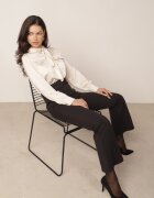 rosa Salopetă Elegantă Negru-Bej cu Bluză tip Cămașă cu Legătură și Nasturi Decorativi Noriti