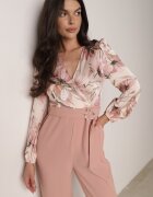 rosa Salopetă Roz cu picioare largi cu Partea Superioară Florală și Curea cu Cataramă Ilanvi