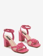  Sandale fucsia pe toc pătrat cu decorație împletită Gwodelen