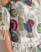  Set Alb Decorat cu Franjuri cu Model Abstract Bluză cu Decupaje la Umeri și Pantaloni scurți Setella