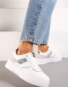  Sneakers Alb-Argintii cu Talpă Groasă și Inserții Brocate Qmalthea