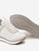  Sneakers Albi cu platformă ascunsă placă metalică și inscripție Yenavra