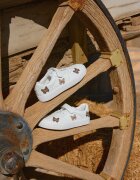  Sneakers Albi decorați cu patch-uri cu inscripția Love Manemo