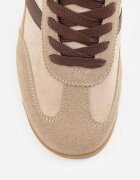  Sneakers retro cu cusături decorative și inserții cu textură de piele întoarsă Isanna Bej închis