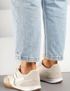  Sneakerși Bej în Stilul Tenisilor Iconici cu Cusături Decorative Elanicia