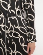 sophyline paris Rochie Neagră cu Model Geometric din Material Satinat cu Lanț Metalic Nastar