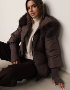 swest Jachetă de iarnă matlasată cu glugă guler cu blană și manșete croșetate Elenta Mov închis