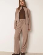 swest Set de trening cu pantaloni largi și bluză cu fermoar și guler tip tunică Aleea Bej închis